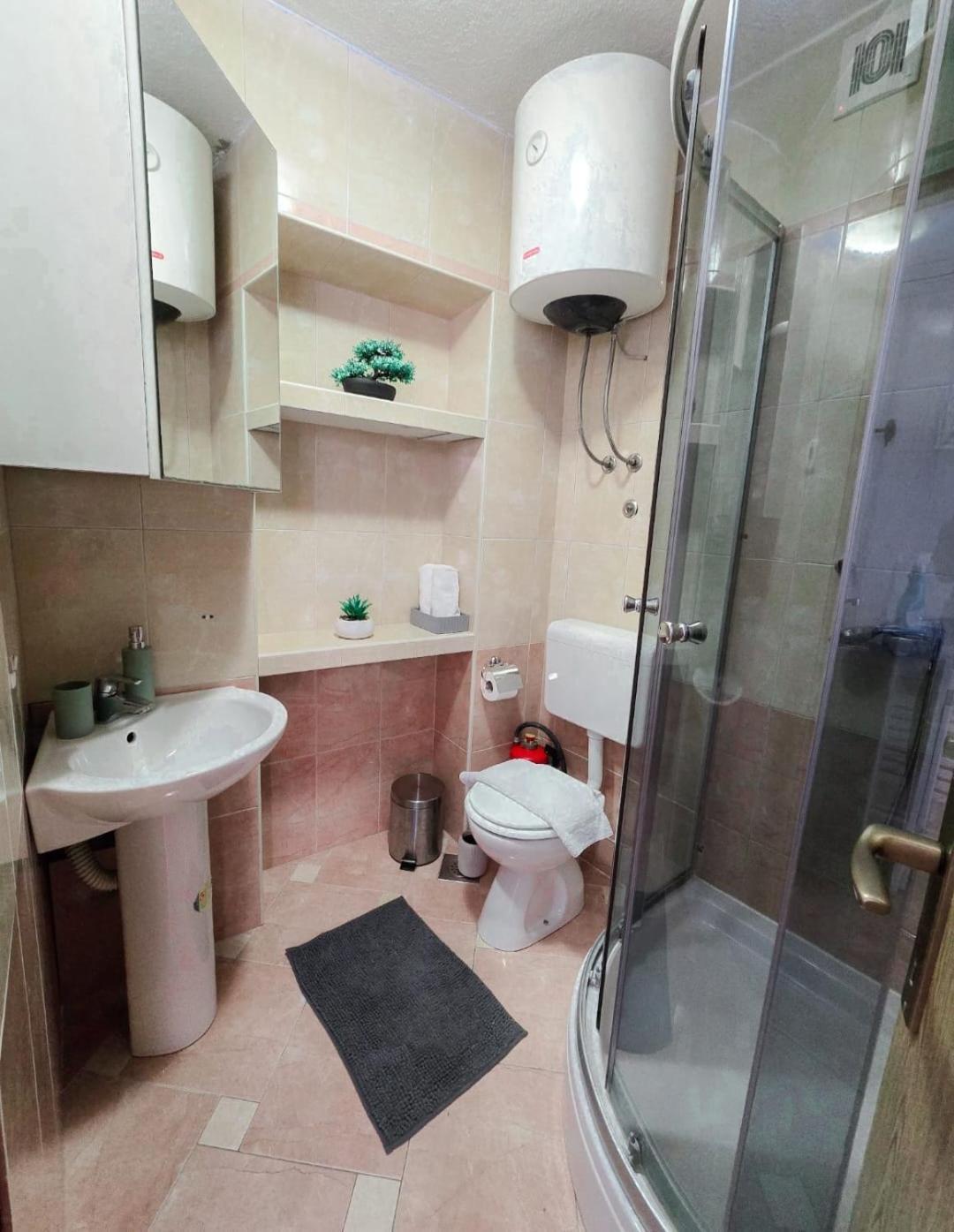 Private Bedroom With Bathroom Baška Voda Kültér fotó