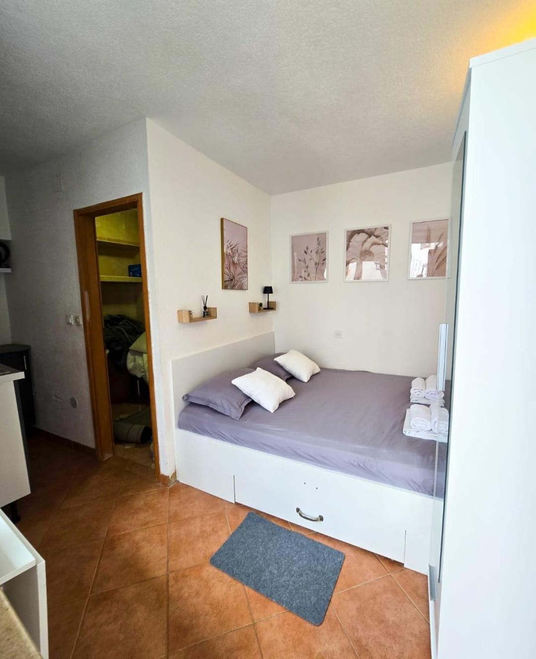 Private Bedroom With Bathroom Baška Voda Kültér fotó