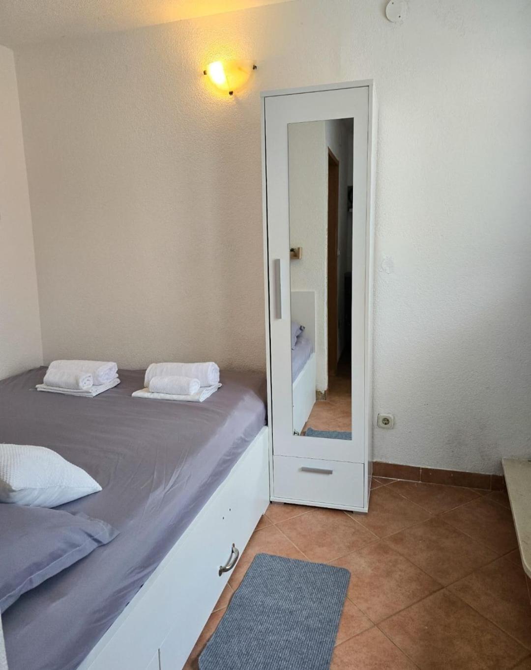 Private Bedroom With Bathroom Baška Voda Kültér fotó